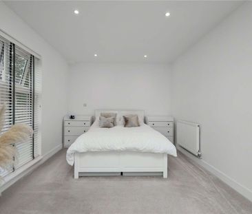 Modern one bedroom apartment, 0.3 miles from Esher Train Station, p... - Photo 4