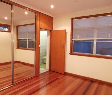 Spacious Family Home with Self-Contained Flat - Photo 5