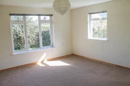 Heath Court, Dursley - Photo 2