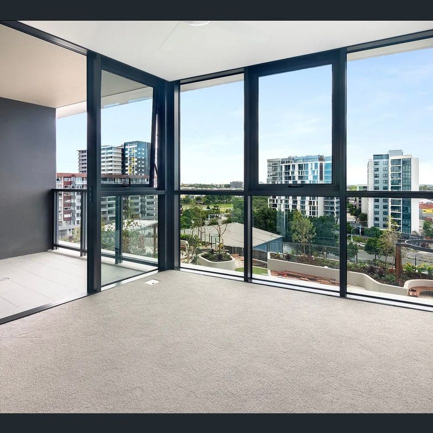 Stunning 2 Bed Apartment in the Heart of Hamilton - Rivello Residences - Photo 1