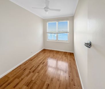 STUNNING LAKEVIEW LIVING - 3 BEDROOM HOME IN PRIME LOCATION - Photo 5