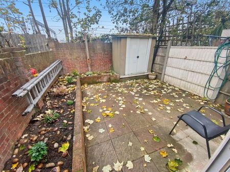 Francis Avenue, Ilford - Photo 2