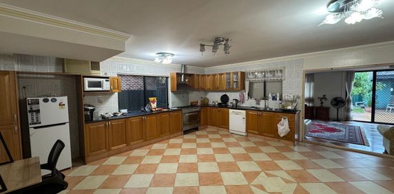 LARGE AND SPACIOUS 4 BEDROOM, 2 STORY HOUSE - Photo 2