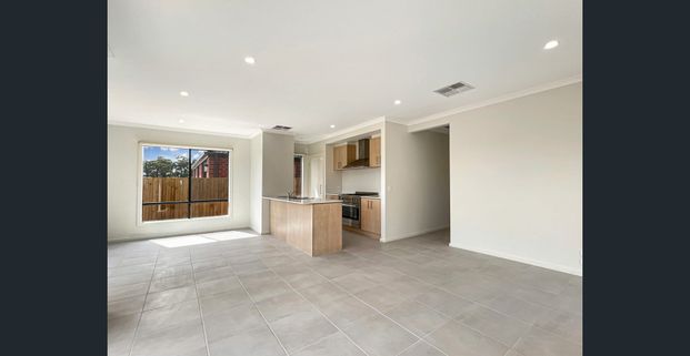 🏡 4-Bedroom Townhouse in Mernda - Photo 1