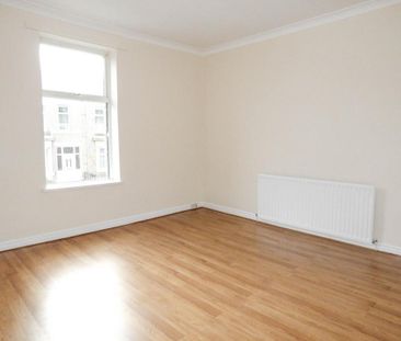 3 bedroom flat to rent - Photo 2