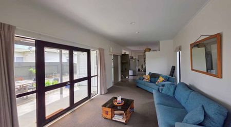 Summer Ready! Spacious Family Home with Pool and Double Garage - Photo 2