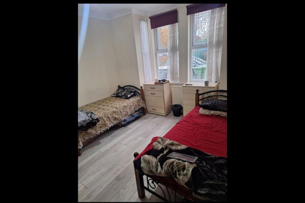 6 Bed Semi-Detached House, Buxton Road, E17 - Photo 1