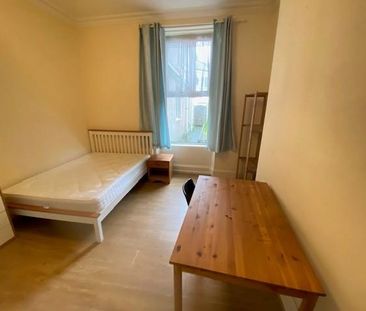 6 bedroom terraced house to rent - Photo 4