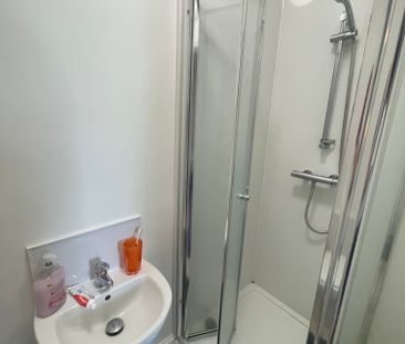 45 Connaught Avenue Top Floor Flat - Photo 4