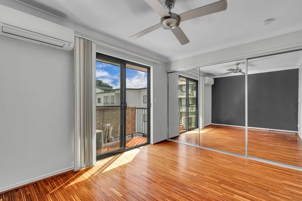 Light-Filled Inner-City Living on Boundary Street - Photo 1