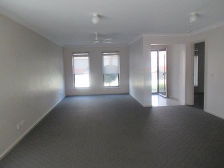 SPACIOUS TOWNHOUSE IN CENTRAL BAIRNSDALE - Photo 2
