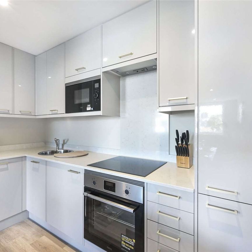 A truly impressive three bedroom two bathroom brand new 4th floor apartment benefitting from a day porter, lift service and luxury furnishings throughout. - Photo 1