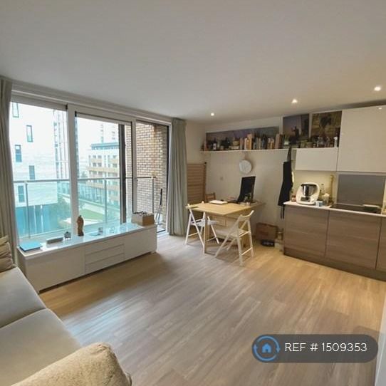 1 bedroom in a flat share to rent - Photo 1