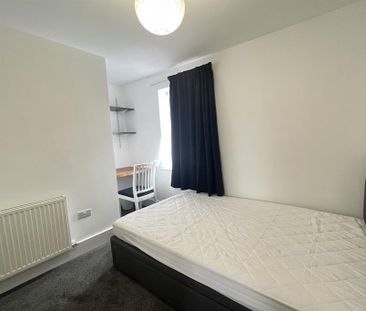 4 bedroom semi-detached house to rent - Photo 2