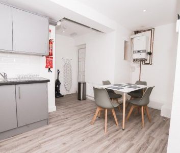 5 bedroom House To Rent Total Size: 1249 SQ FT - Photo 1