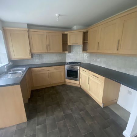 4 bed town house to rent in Millfield, Templetown, Consett - Photo 3