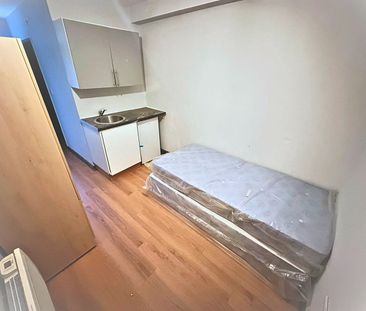 Studio Flat, Castillon Road, SE6 - Photo 2