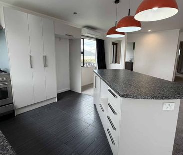 Sunny, Spacious & Secure – Family-Friendly Home in Onehunga - Photo 2