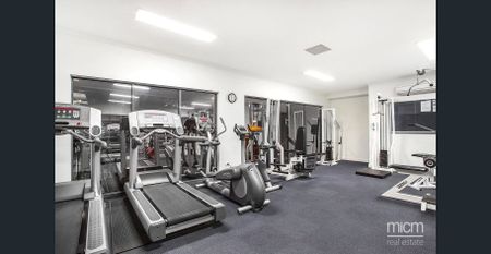 Spacious Three Bedroom Apartment in Perfect Location! - Photo 5