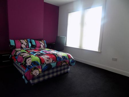 2 bedroom Flat To Let - Photo 3