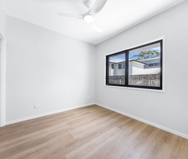 Near New Stylish 3-Bedroom Townhouse – Walk to Plaza & Beaches - Photo 6