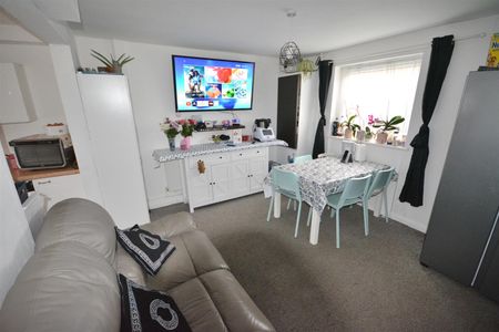 41 Cromarty Close, Sinfin, Derby, DE24 9NB - Photo 2