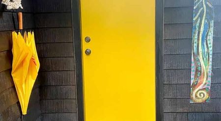 Charming 2BR Home with Lush Garden - Photo 2