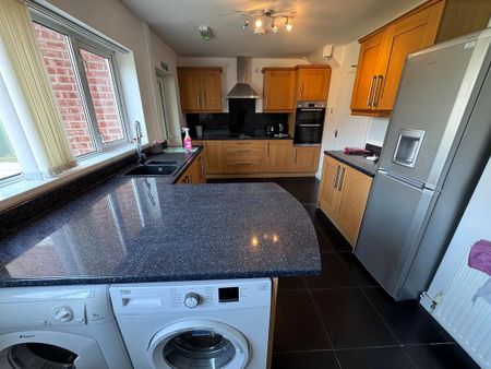 4 bedroom semi-detached house to rent - Photo 5