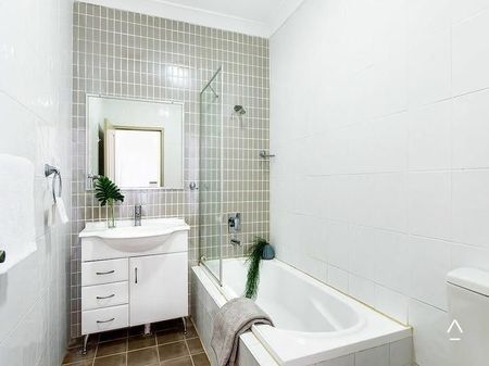 Sensational And Spacious Three Bedroom Apartment In Prime Locale - Photo 5