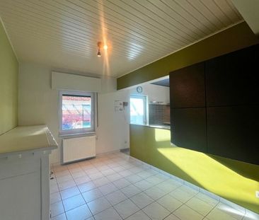 RUIME HALFOPEN BEBOUWING MET DRIE SLAAPKAMERS EN ONDERHOUDSVRIENDEL... - Photo 4