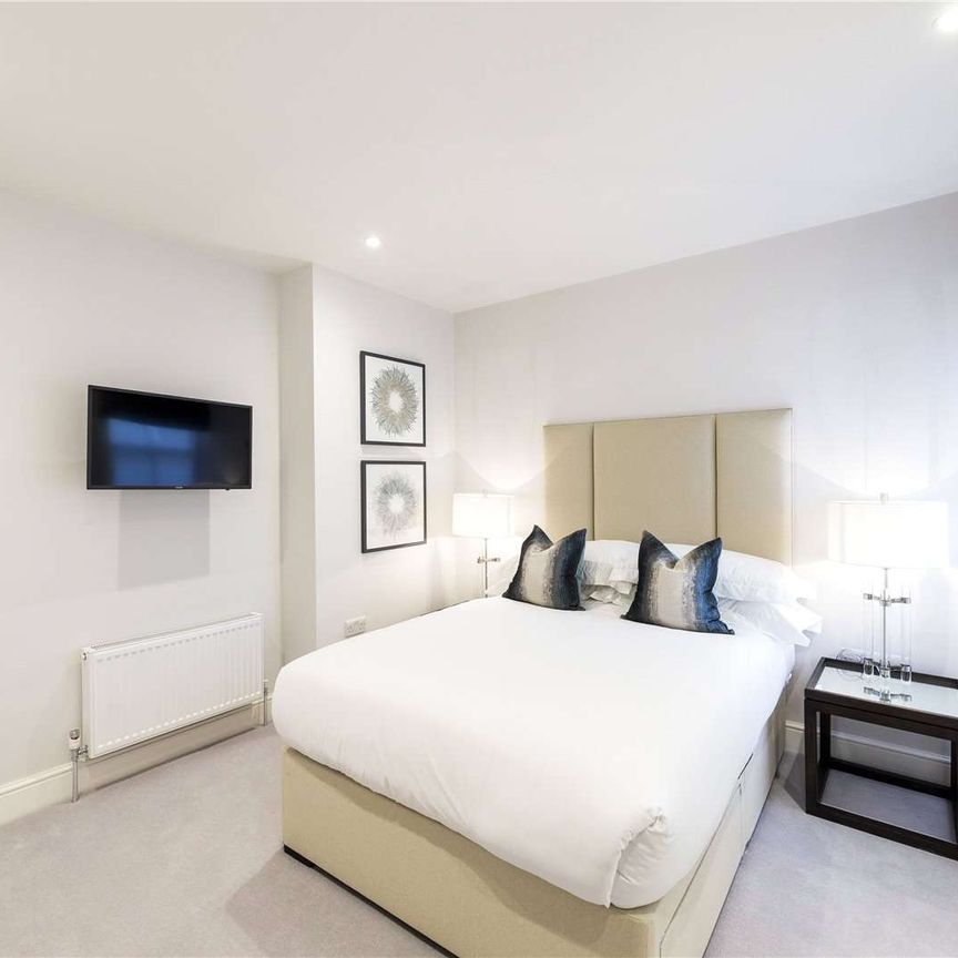 A simply stunning three bedroom apartment in this well run and sought after mansion block. - Photo 1