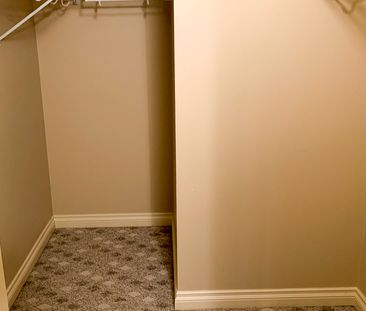 2 Bed + Den Condo For Rent In Westmount - Photo 5