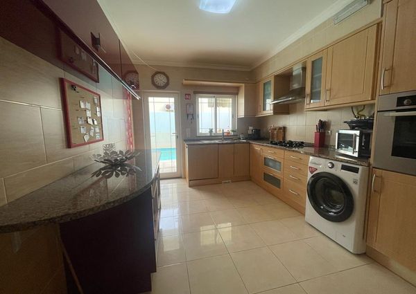 Excelente moradia V3 com Piscina localizada em Albufeira na zona das Ferreiras.
