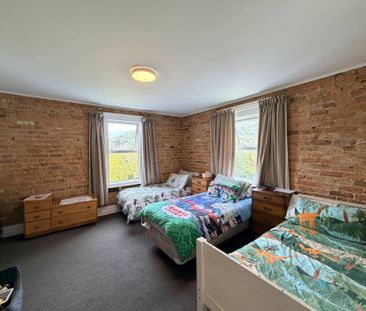 Modernised and tidy flat with garaging! - Photo 4