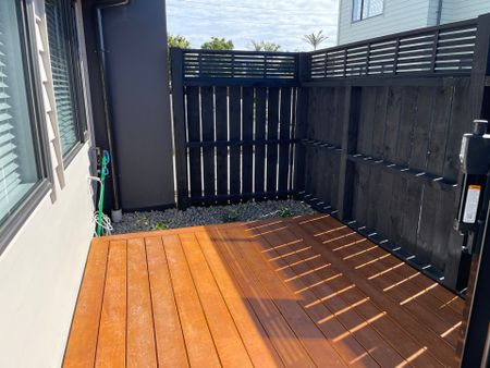Two Level Townhouse&excl; - Photo 2