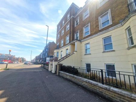 2 bedroom flat to rent - Photo 2