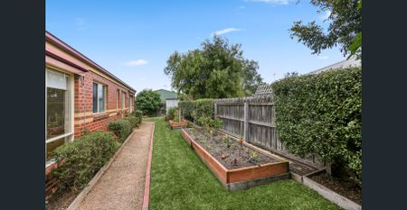 TREMENDOUS HOME IN TERRIFFIC LOCATION - Photo 4