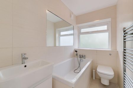 2 bedroom flat in Kings Road - Photo 3