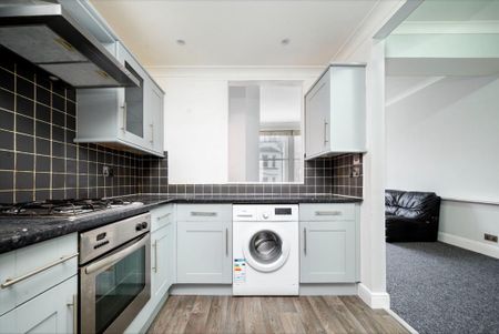 3 bedroom flat to rent - Photo 2