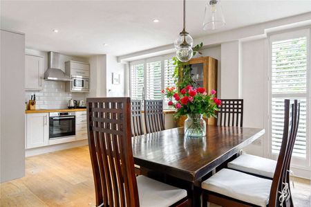 Striking two bedroom apartment in Clerkenwell. - Photo 3