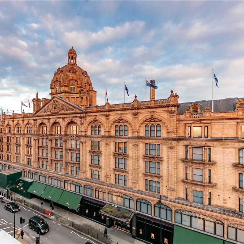A smart three bedroom apartment situated on the 6th floor of this well run portered block opposite Harrods located in the heart of Knightsbridge. Tenancy Length: Minimum 12 months EPC rating C | Council Tax Band G - Photo 1