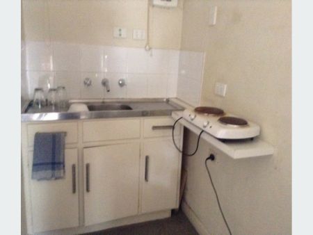 WELL LOCATED DOWNSTAIRS APARTMENT - Photo 2