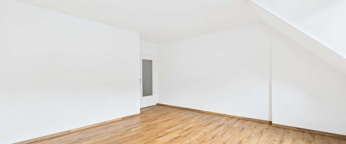 Erstbezug nach Renovierung! Helle 3-Zimmer-Wohnung mit Balkon in zentraler Lage von Schönheide - Foto 1