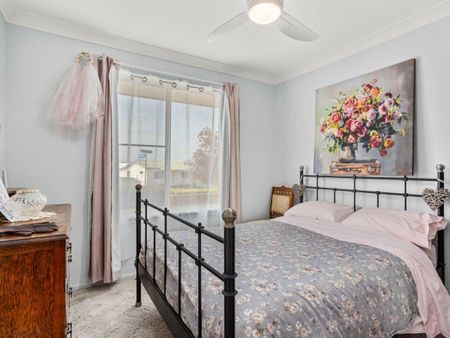 Immaculate Villa in Prime Central Location - Photo 3