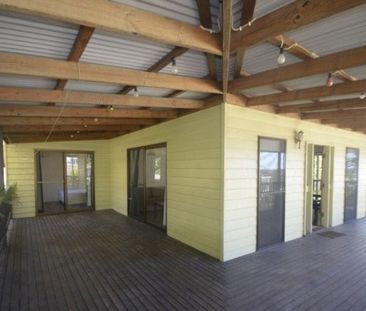 CENTERALLY LOCATED 2 BEDROOM HOME - READY TO MOVE IN! - Photo 4