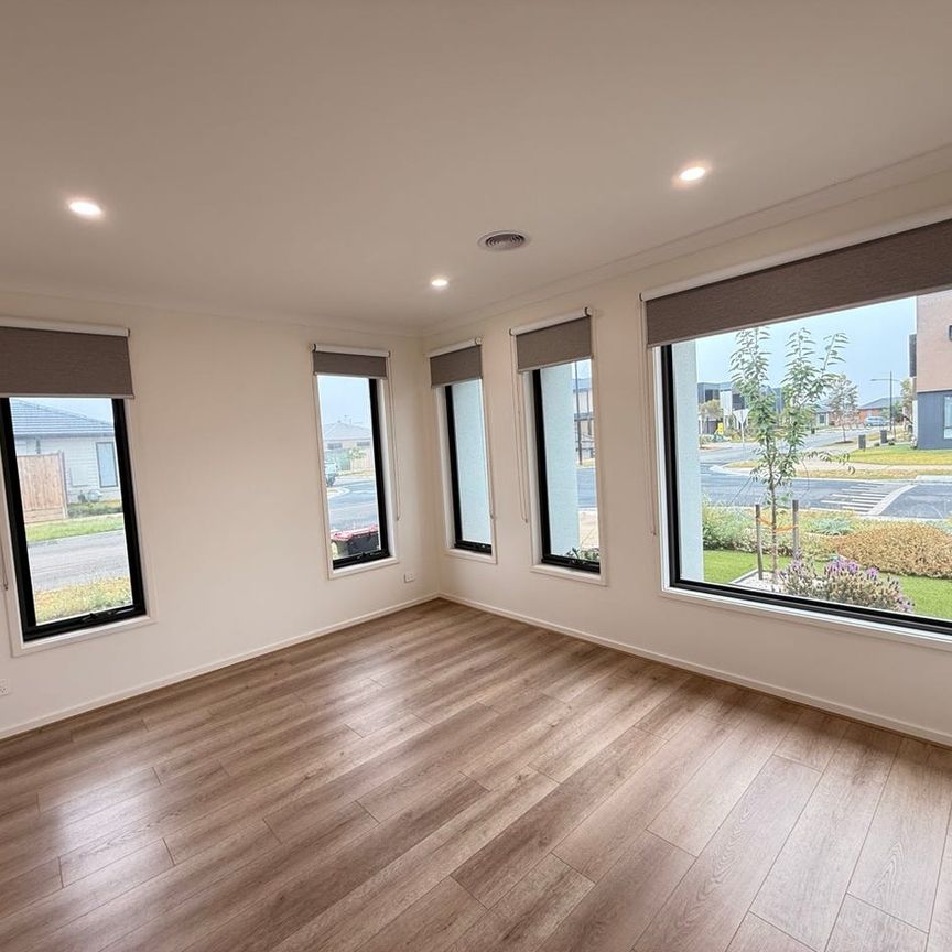 Executive 5-Bedroom Home in Fraser Rise - Photo 1