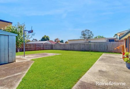 4 Bedroom house in Cranbourne North! - Photo 3