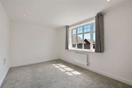 An attractive 3 / 4 bedroom semi detached town house in Bushey, offered unfurnished and available end of October. - Photo 5