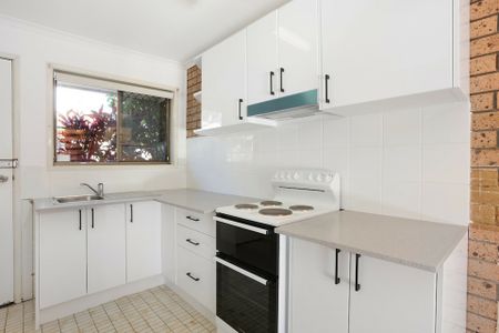 CENTRALLY LOCATED TOWNHOUSE - Photo 3