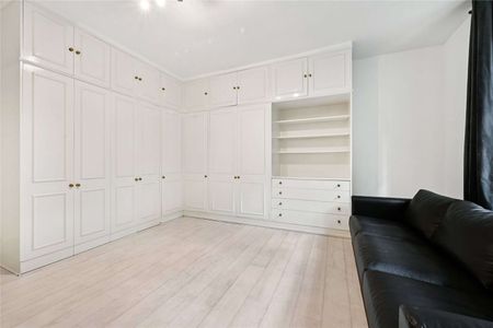 A spacious and well proportioned, self-contained studio apartment benefitting from access to communal gardens, walking distance to Gloucester Road Station - Photo 4